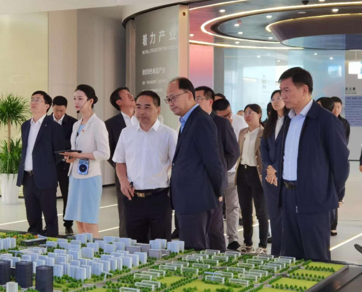 蘇州市政府副秘書(shū)長(zhǎng)金曉虎一行到信陽(yáng)CAZ城市展廳調(diào)研
