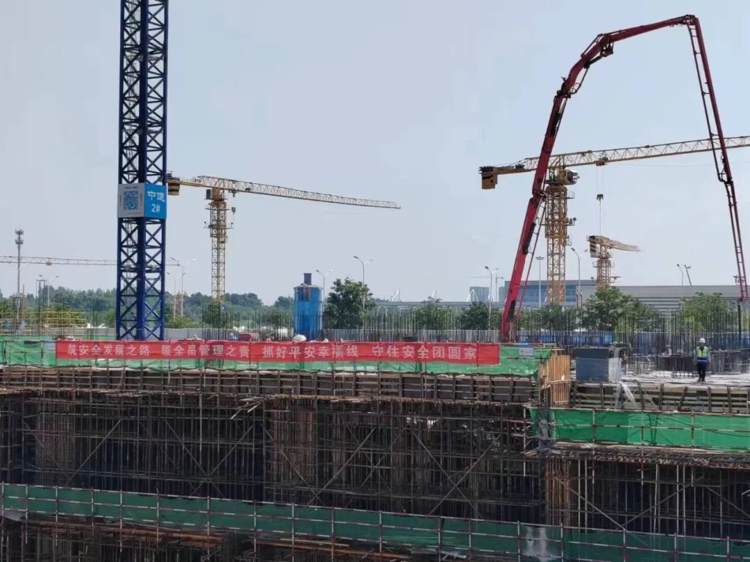 ?“沖”出地平線 信陽CAZ金融服務(wù)中心項(xiàng)目D座“正負(fù)零”澆筑完成