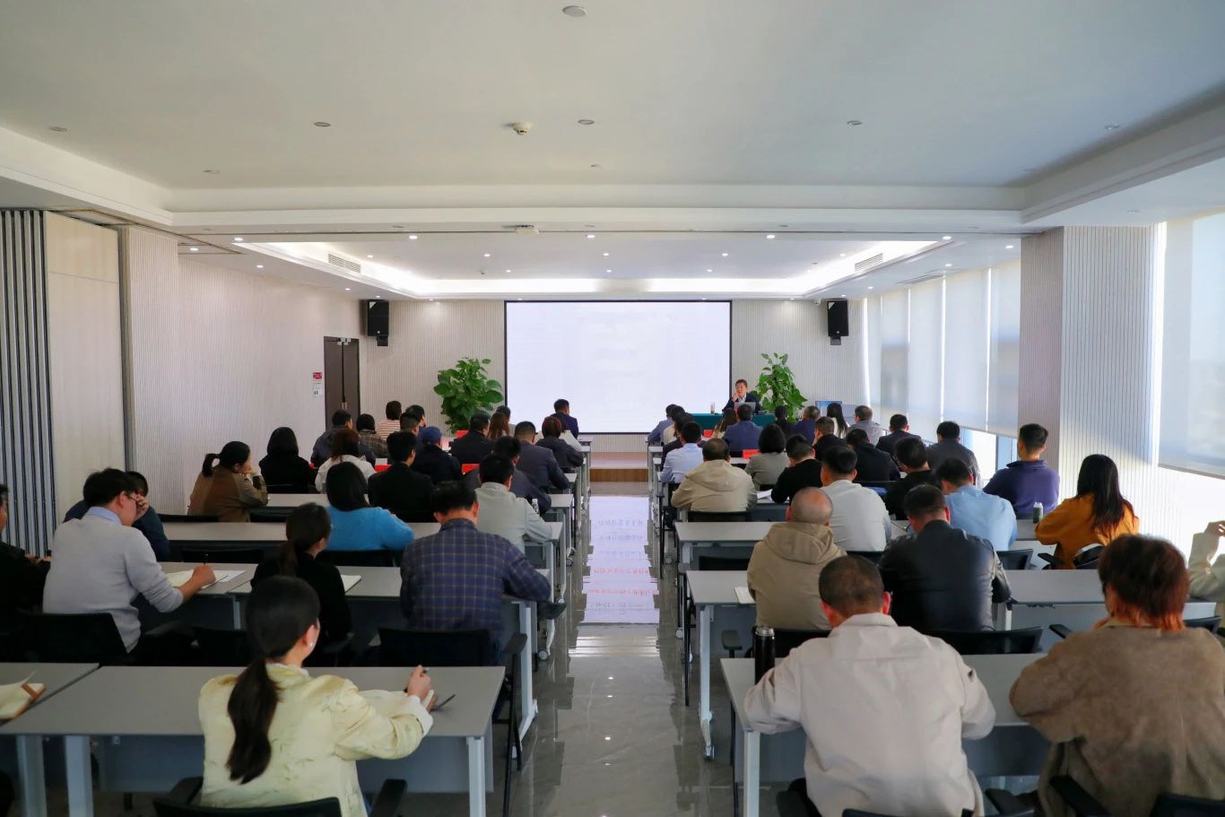 華信建投集團(tuán)召開網(wǎng)絡(luò)輿情專題培訓(xùn)會(huì) 