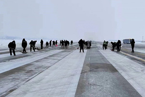 信陽(yáng)明港機(jī)場(chǎng)抗擊冰雪，護(hù)航旅客回家路