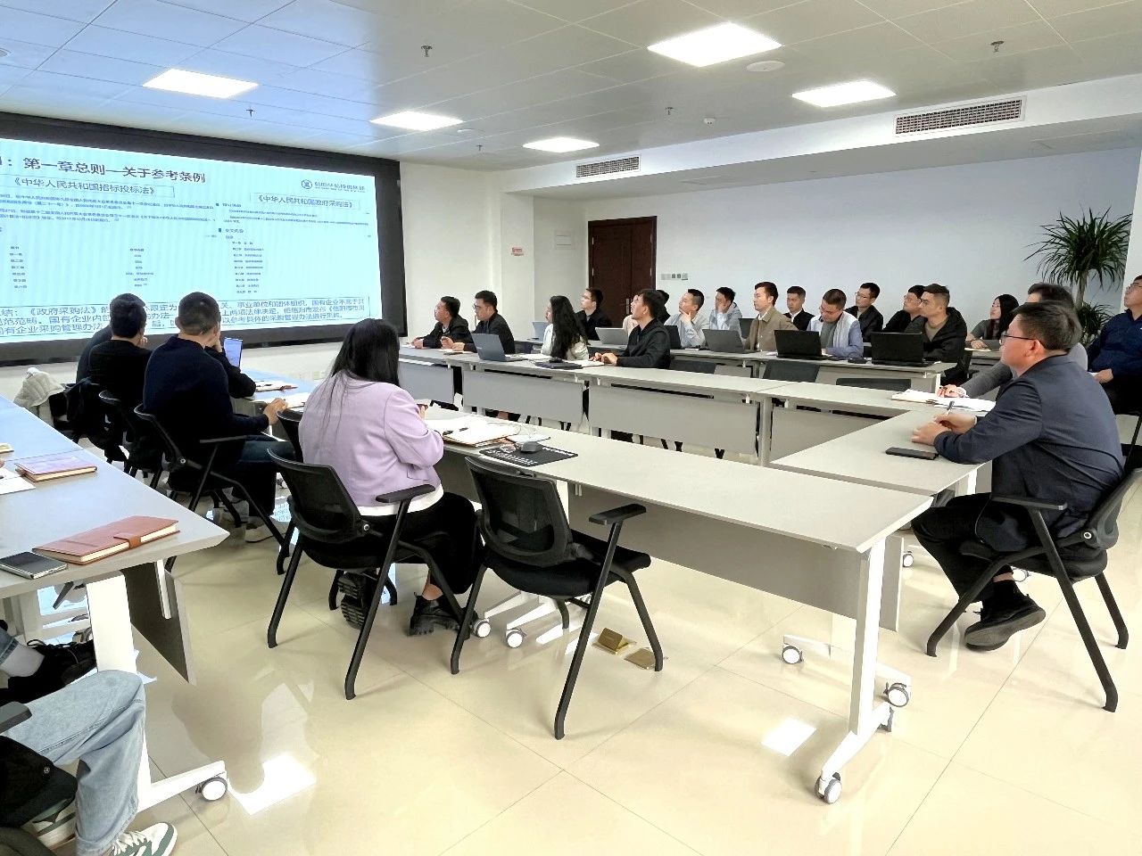 雙創(chuàng)公司組織召開《信陽建投投資集團(tuán)有限責(zé)任公司采購管理辦法》培訓(xùn)會(huì)