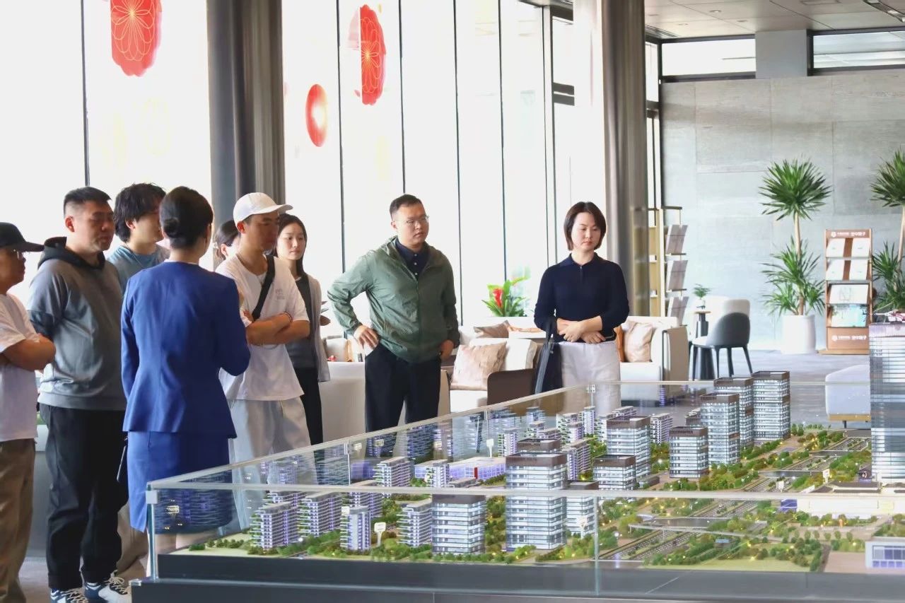 信陽市文旅局前往信陽中央活力區(qū)（CAZ）營(yíng)銷中心參觀調(diào)研